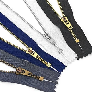 Zipper metel wrth yr iard